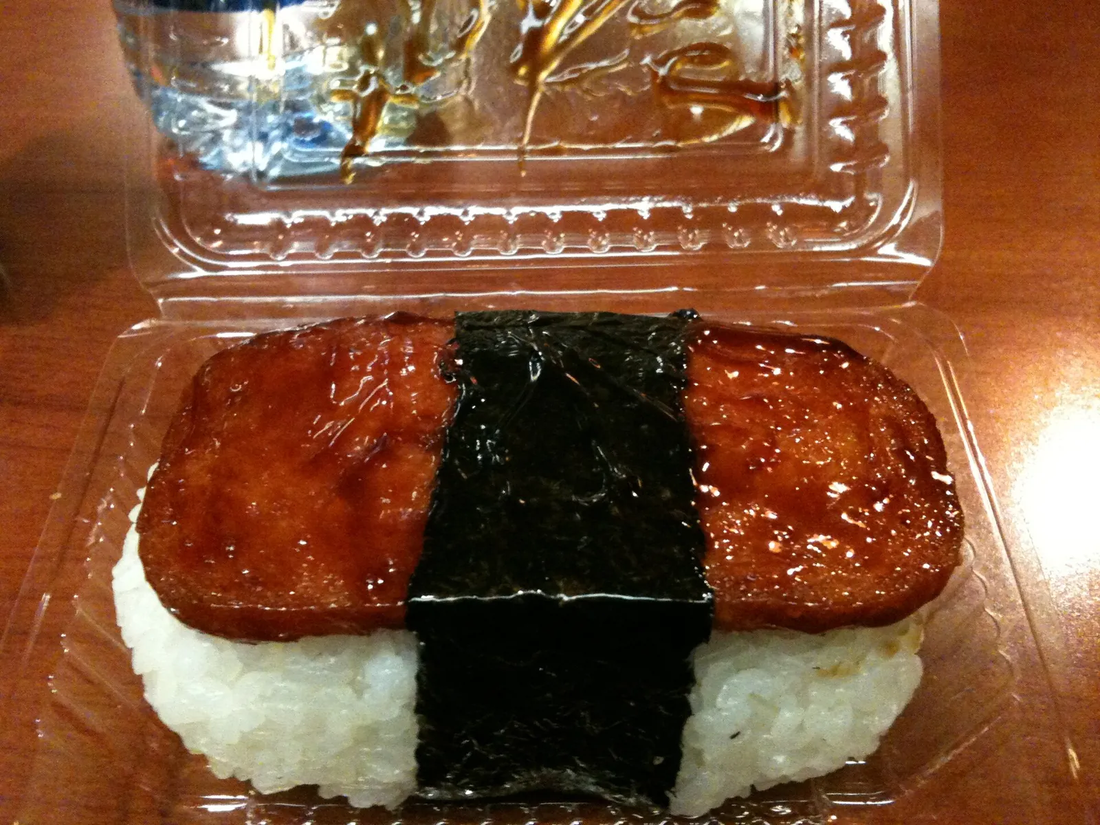 パックに入った照り焼き味のスパムむすび