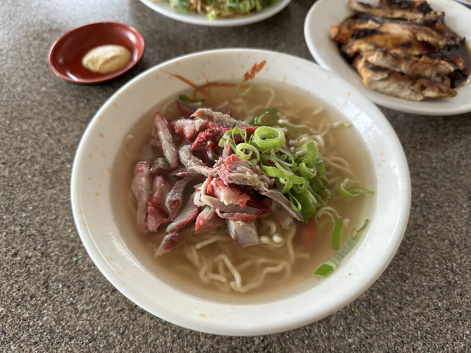 ホノルルの食堂のサイミン(ハワイの麺料理)